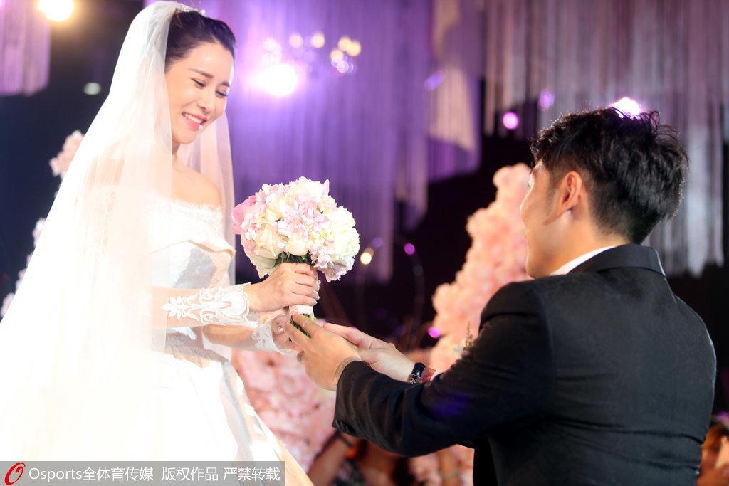 新婚快乐!张稀哲大婚 妻子为他擦去幸福泪水(8) 第8页