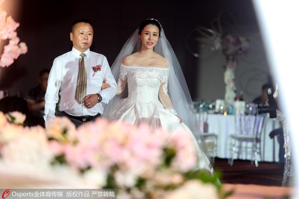 新婚快乐!张稀哲大婚 妻子为他擦去幸福泪水(9) 第9页