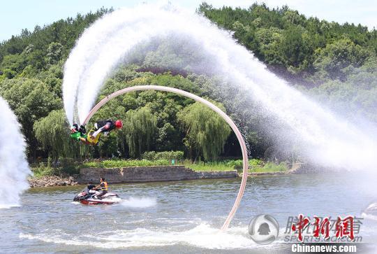 高清：水上飞人特技表演 极限挑战高难度前滚翻 第1页