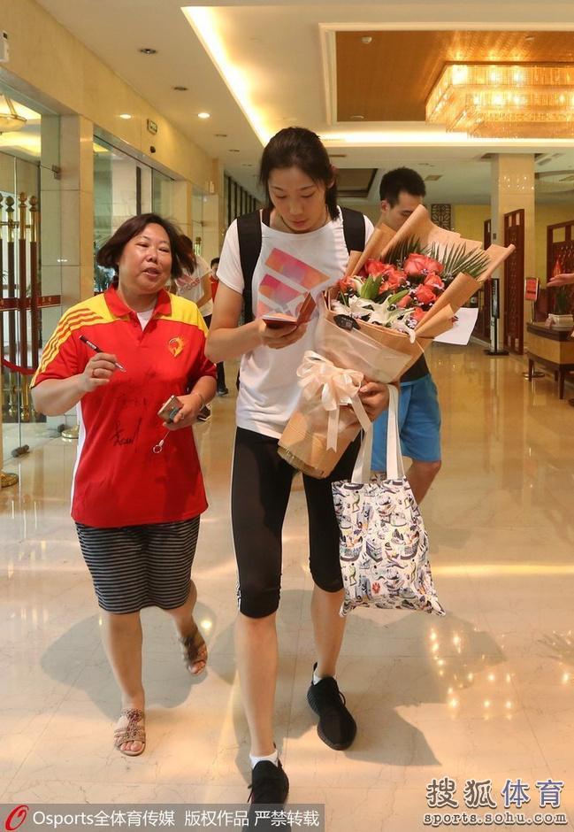 高清：中国女排抵北仑备战 朱婷手捧鲜花备受捧 第1页