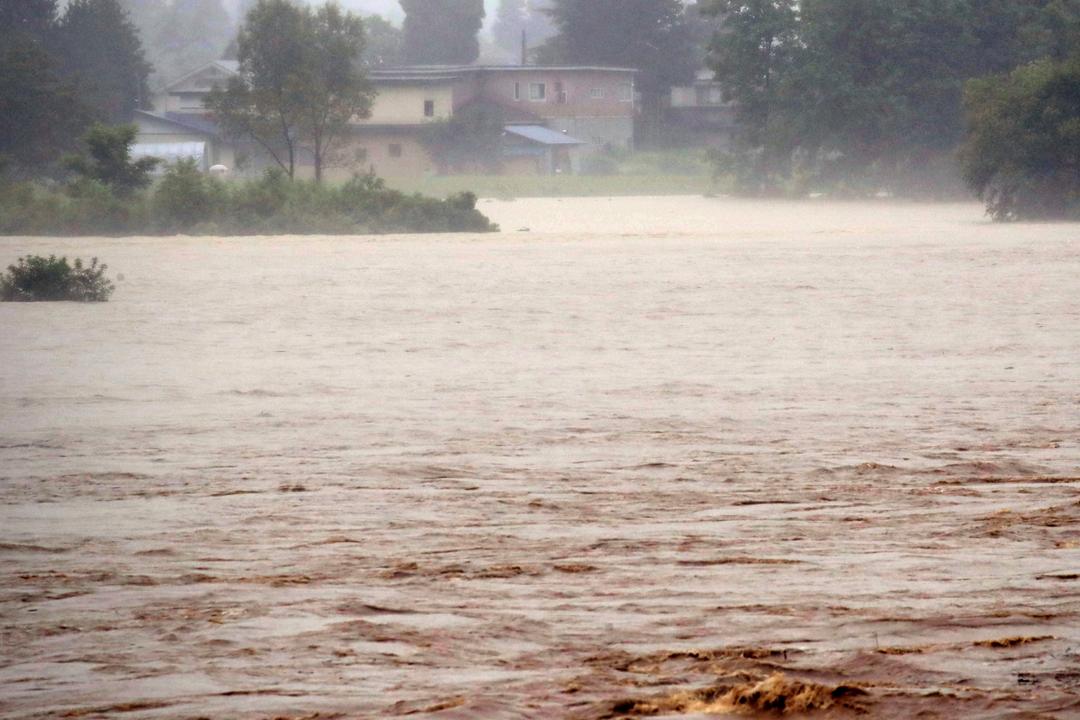 日本秋田县暴雨引发洪灾 俯瞰城市成泽国