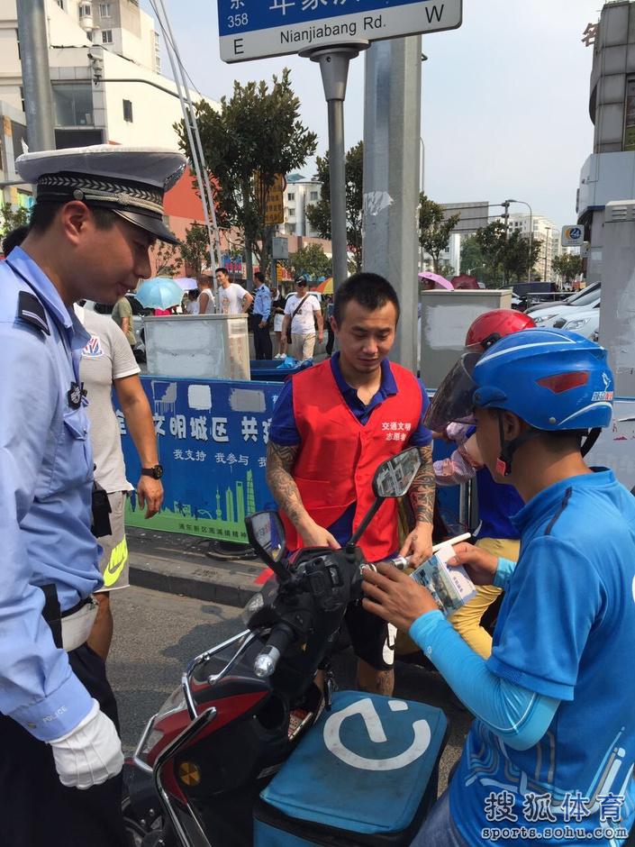 申花球员发交通文明倡议 路口发交通宣传品(图) 第1页