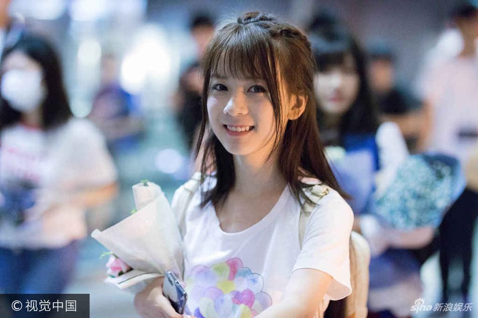 组图：SNH48附属女团众萌妹甜美现身 比耶灿笑美成机场一道风景(2) 第2页