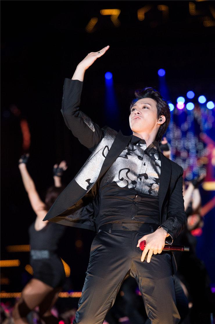 韩国人气明星朴有天演唱会现场图片 热歌舞蹈超帅气