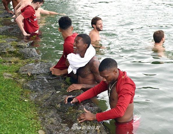 利物浦众将训练后冷水浴休闲 第1页