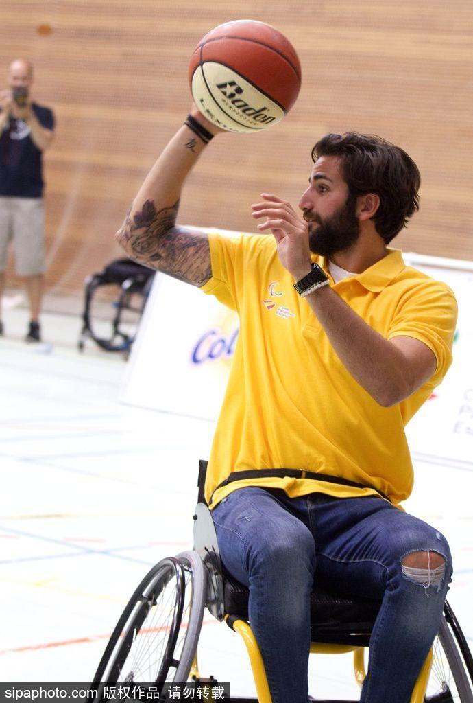 卢比奥现身参加关爱残疾运动活动 坐轮椅打篮球与小球迷欢乐互动_图片新闻_东方头条