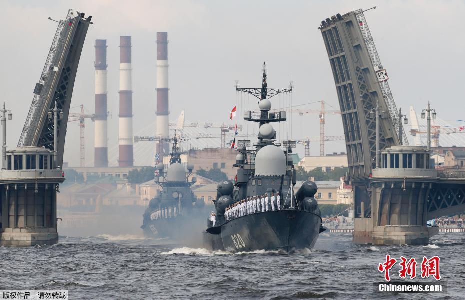 俄罗斯举行阅兵庆祝海军日 总统普京出席(3) 第3页