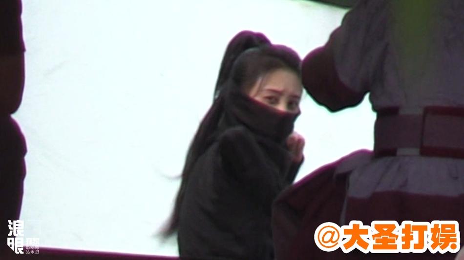 组图：鞠婧祎飞檐走壁变女贼 张哲瀚屋顶恐高被搀扶 第1页