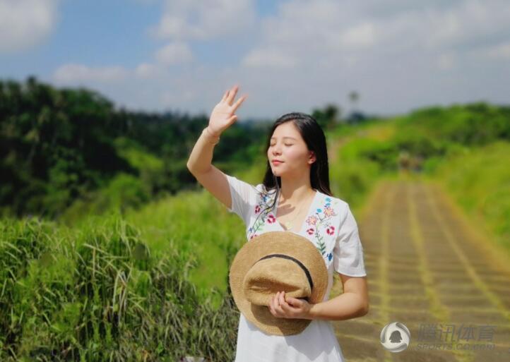 高清：在水一方！跳水女神何姿晒水边美照(4) 第4页