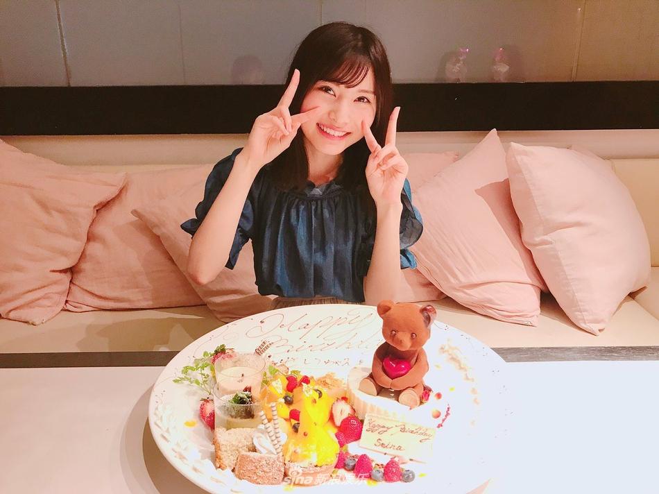 组图：AKB48福冈圣菜生日收小熊蛋糕 一脸幸福可爱满分 第1页