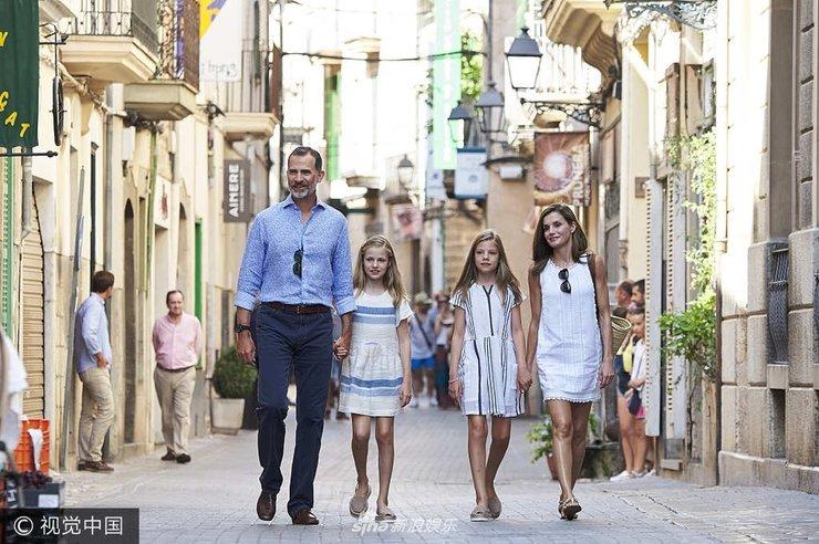 西班牙王室一家四口度假 王后和女儿秀美腿颜值高 第1页
