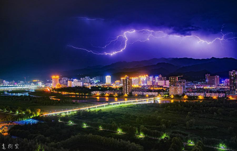 17-08-08 地震前的雷电 第1页