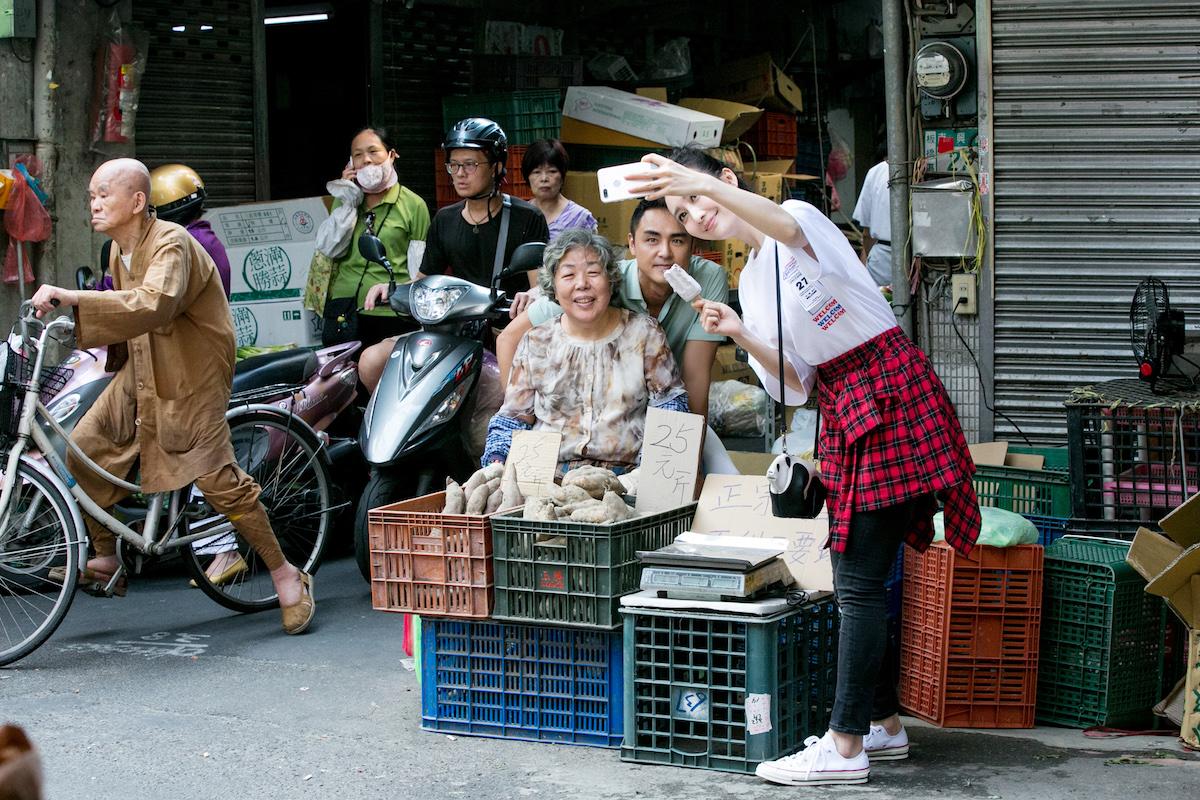 王鸥与明道家人见面 帮明道妈妈吆喝卖红薯 第1页