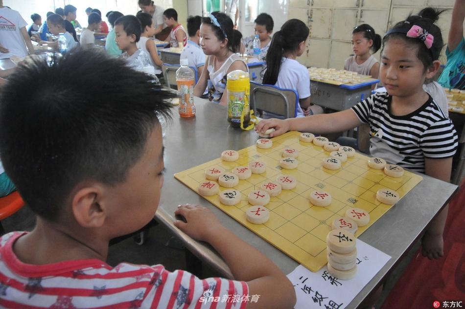 小小少年弘扬国粹秀棋艺追梦"棋王"