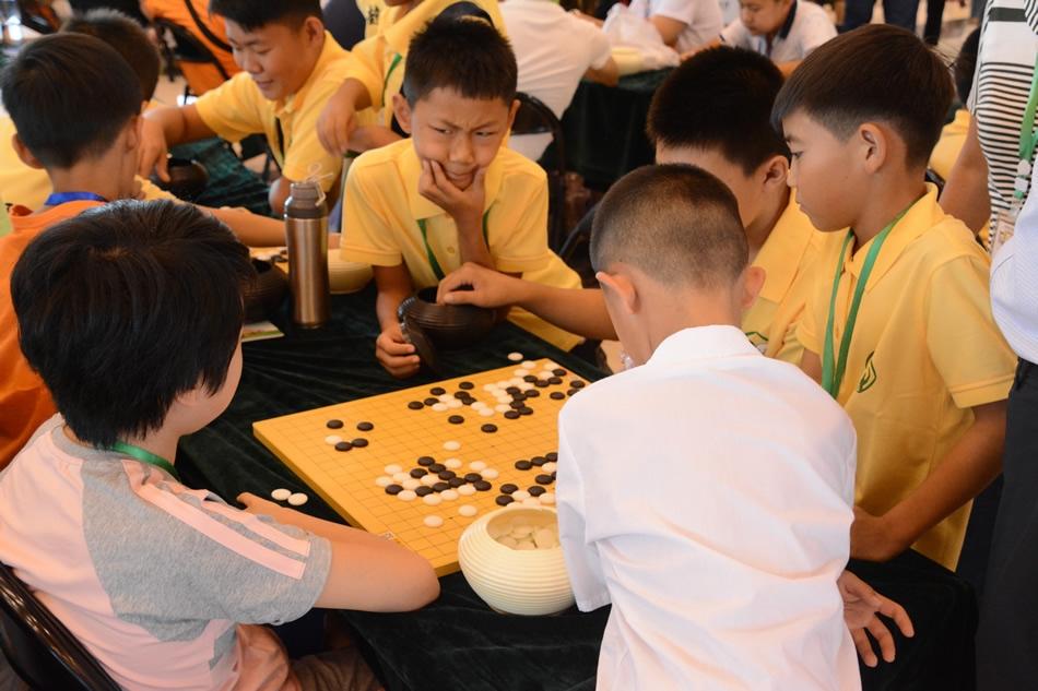 中国围棋大会此间少年 棋盘边的娃娃们 第1页