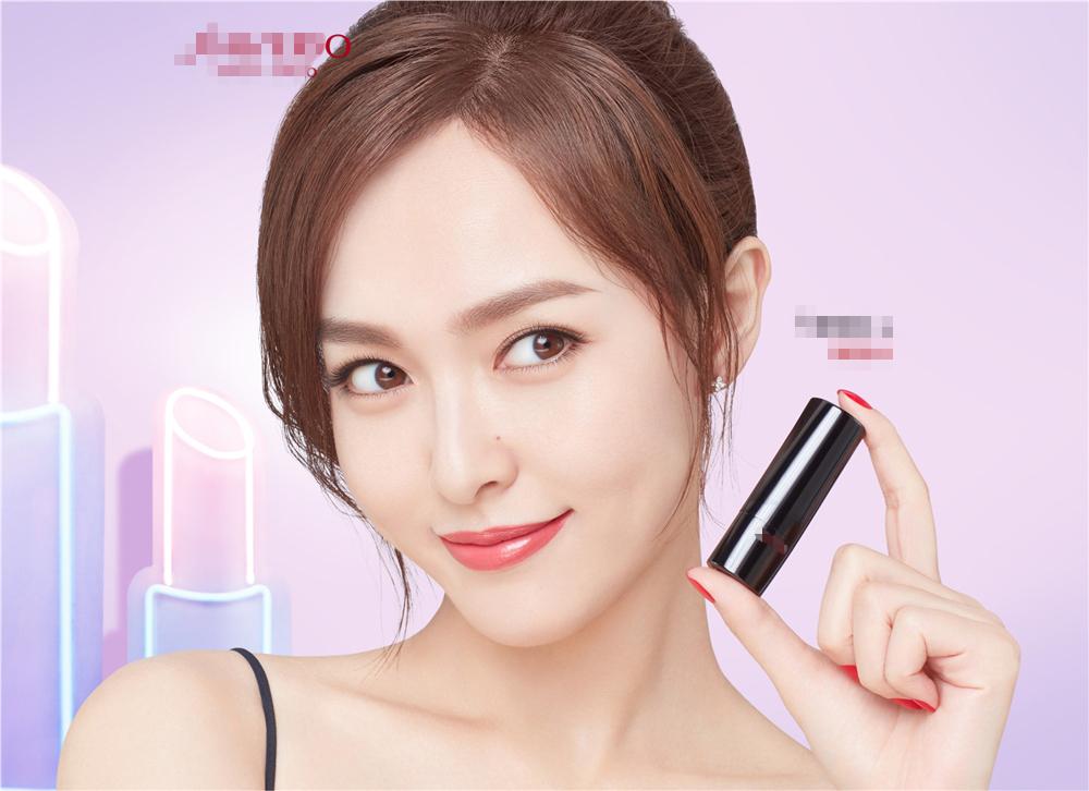 近日,某国际知名化妆品品牌正式宣布唐嫣成为其品牌中国区彩妆代言人.