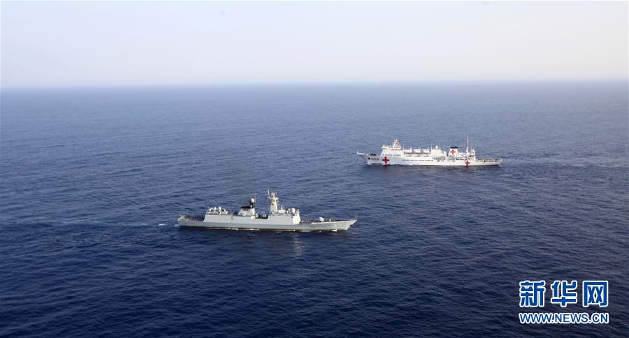和平方舟与扬州舰在亚丁湾东部海域会合并开展远海立体卫勤联合训练(3) 第3页