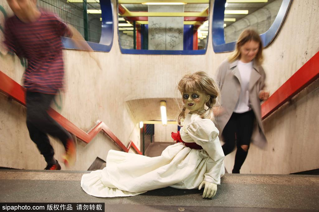 电影《安娜贝尔2:诞生》德国宣传 安娜贝尔现身柏林地铁吓破你的胆_图片新闻_东方头条