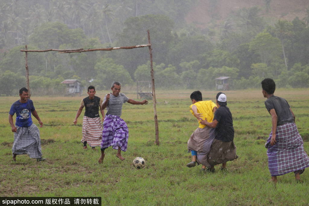 印尼举行独立日庆祝活动 稻田踢球趣味十足 第1页