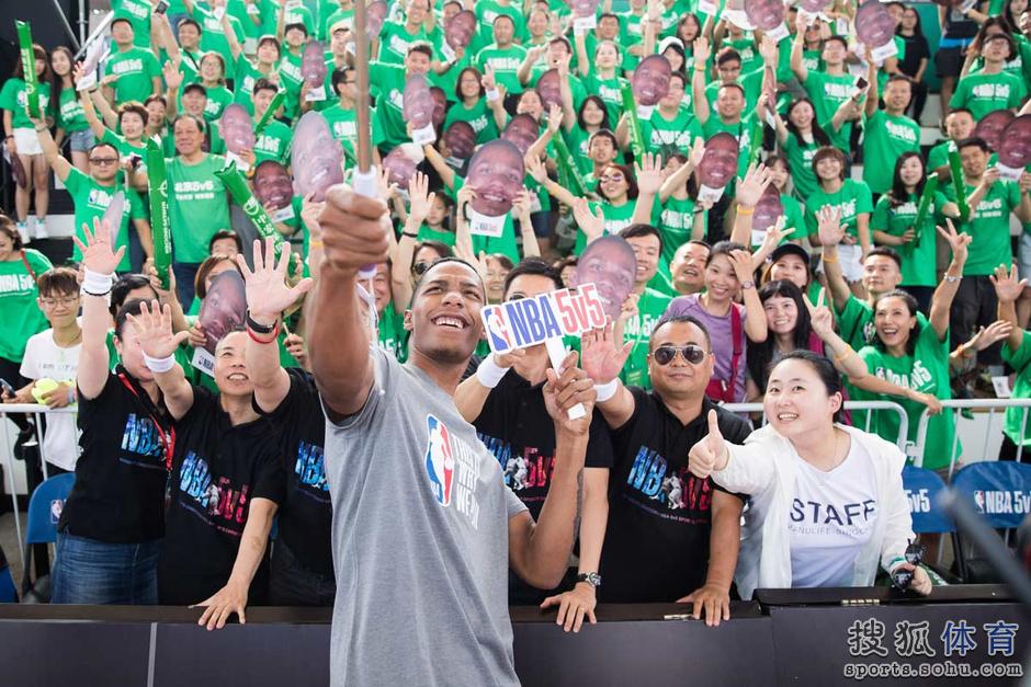 高清:NBA 5v5北京站首日 伦纳德携麦考现身现场(3) 第3页