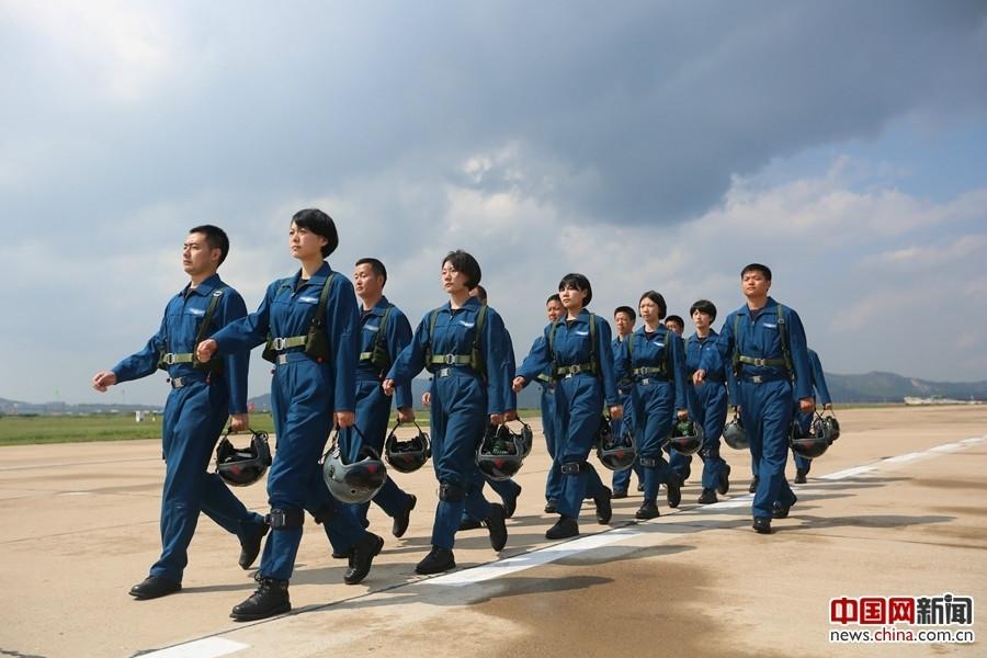 空军第十批女飞行学员转入高教机训练 第1页