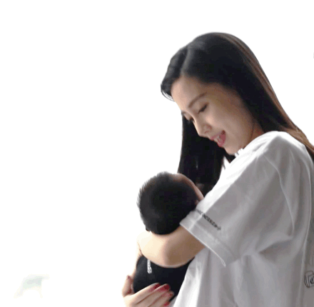 杨幂和baby谁当妈更称职？看她们抱娃姿势(图)(10) 第10页