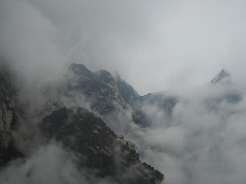 高耸入云的西安华山风景 第1页
