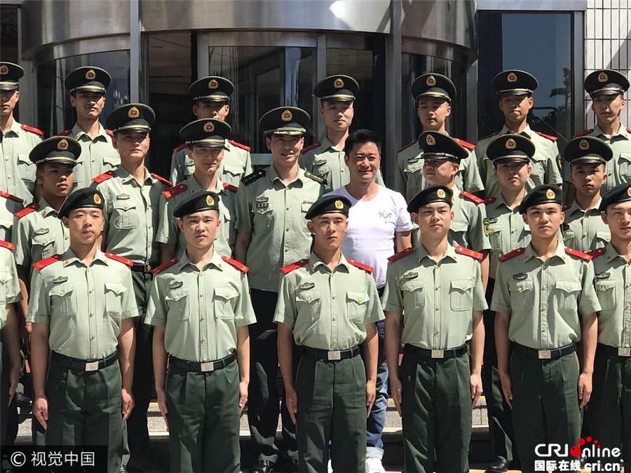 吴京慰问武警将退伍老兵获热烈欢迎 与战士们合影送祝福 第1页