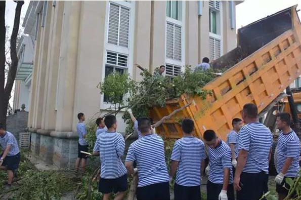 失控渔船险撞军舰 指挥员冷静指挥成功避险(11) 第11页