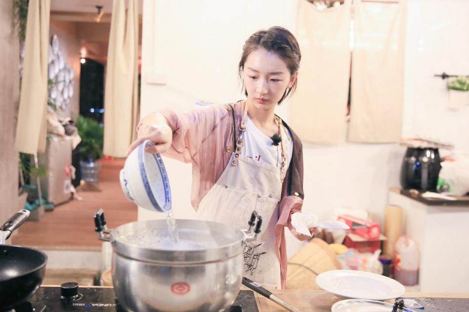 周冬雨穿围裙做饭超认真 脸都被蒸汽熏红了(3) 第3页