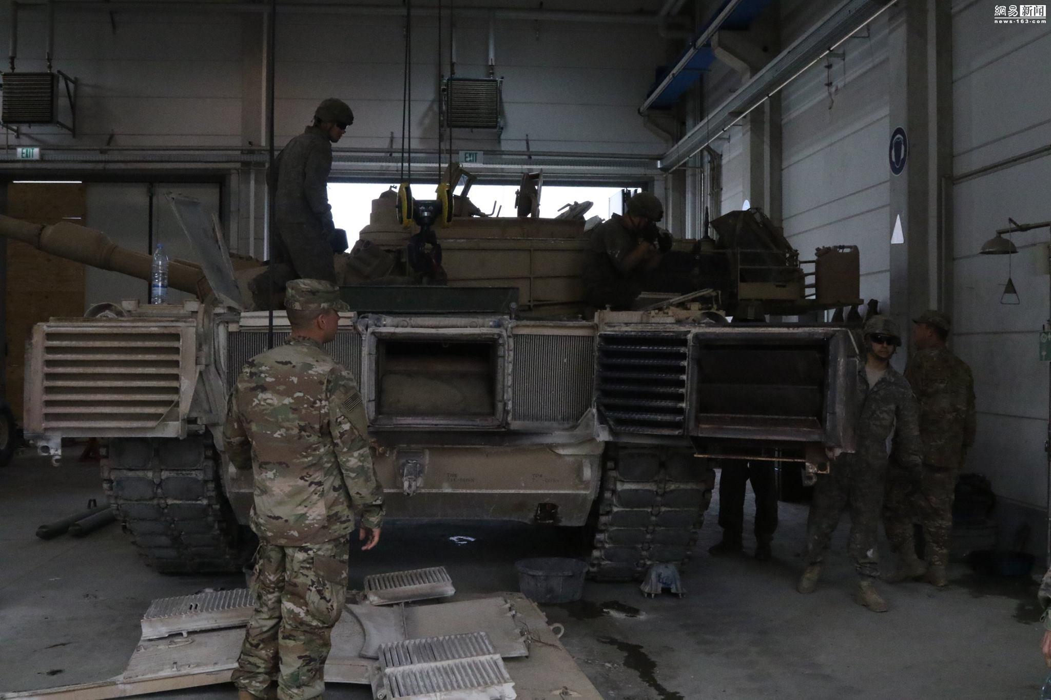 美军士兵拆卸M1坦克发动机全程 第1页