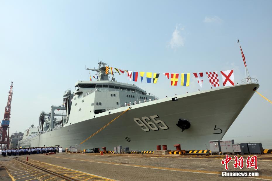 中国新型综合补给舰首舰呼伦湖舰交接入列 第1页