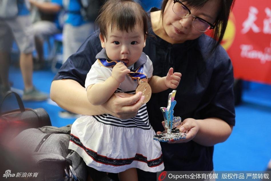 张成龙夺冠妻女现场享受荣耀 第1页