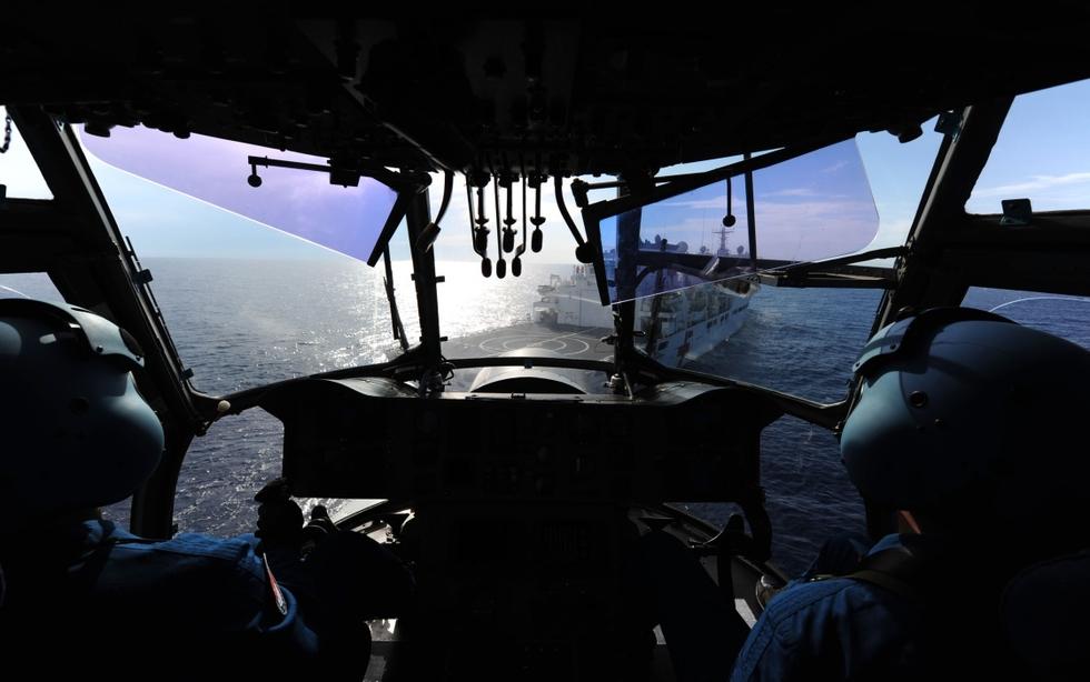 首次！海军救护直升机在地中海进行跨昼夜飞行训练 第1页