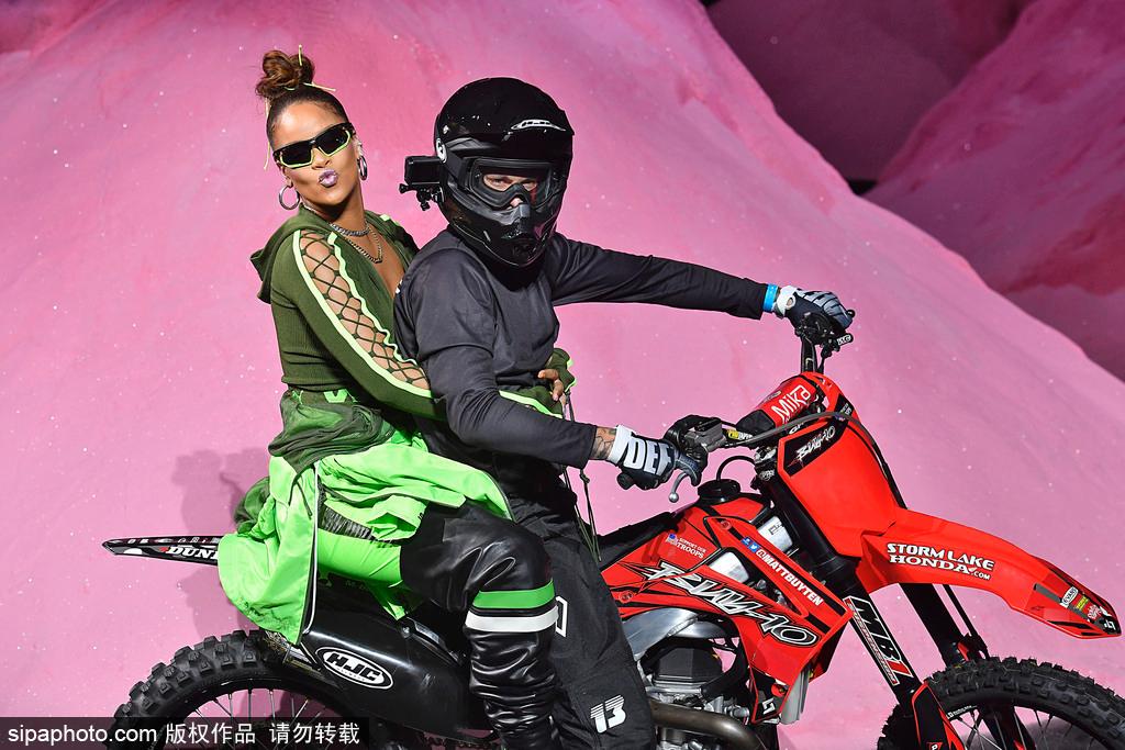 2018纽约春夏时装周：Fenty X Puma Rihanna品牌秀场 蕾哈娜坐摩托车拉风亮相(10) 第10页