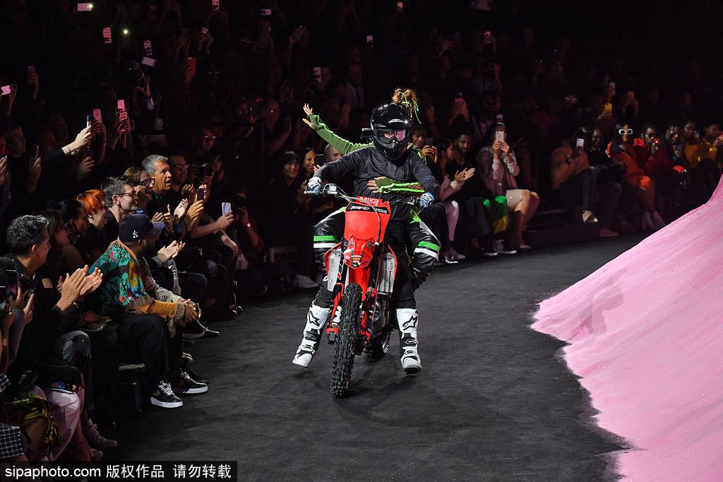 2018纽约春夏时装周：Fenty X Puma Rihanna品牌秀场 蕾哈娜坐摩托车拉风亮相(12) 第12页