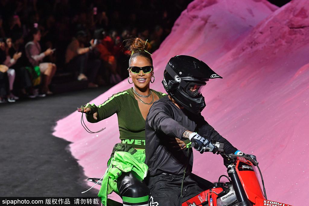 2018纽约春夏时装周：Fenty X Puma Rihanna品牌秀场 蕾哈娜坐摩托车拉风亮相(3) 第3页