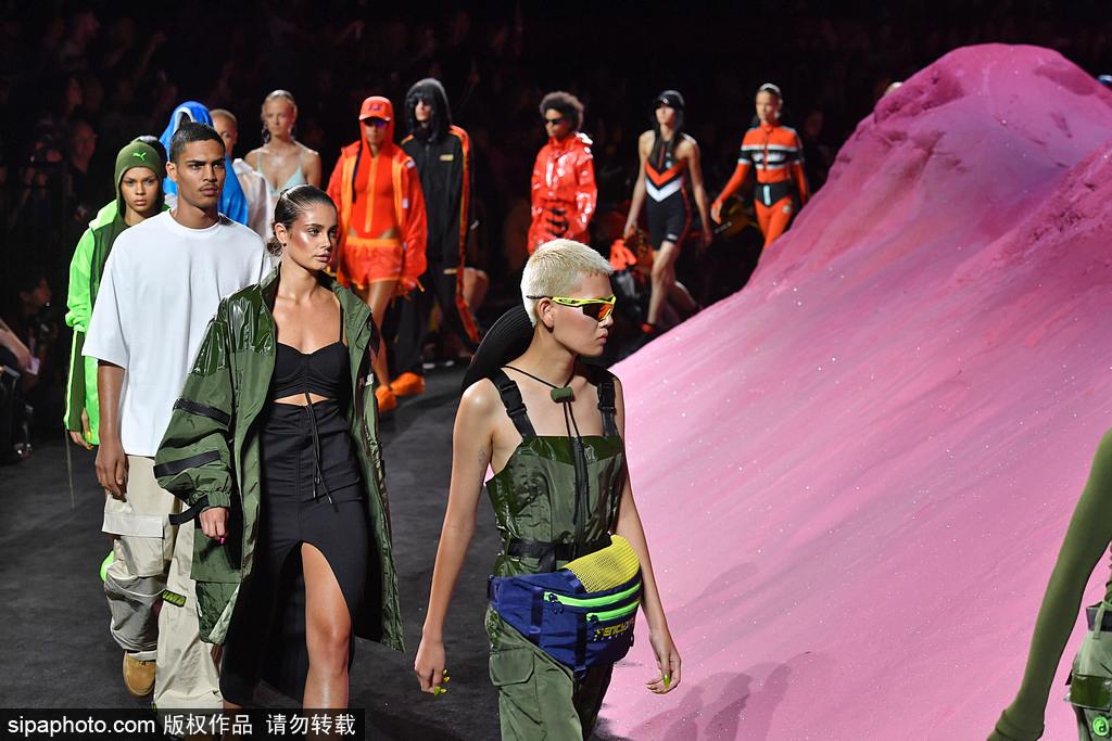 2018纽约春夏时装周：Fenty X Puma Rihanna品牌秀场 蕾哈娜坐摩托车拉风亮相(8) 第8页