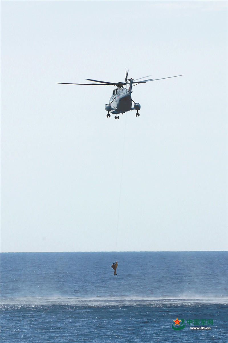 和平方舟医院船组织救护直升机跨昼夜飞行训练 第1页