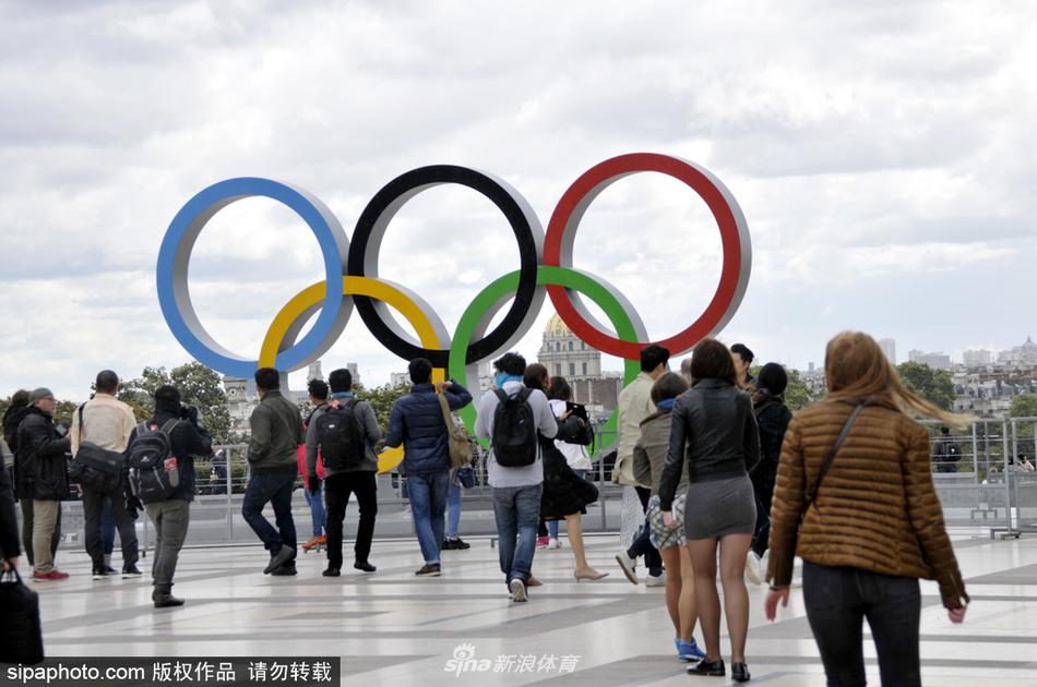 奥运五环亮相埃菲尔铁塔广场(4) 第4页