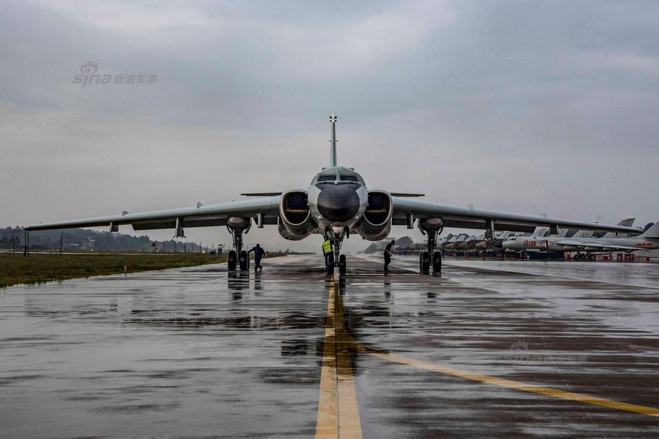 战神都这么多了！轰6K雨中升空掀起水幕超霸气 第1页