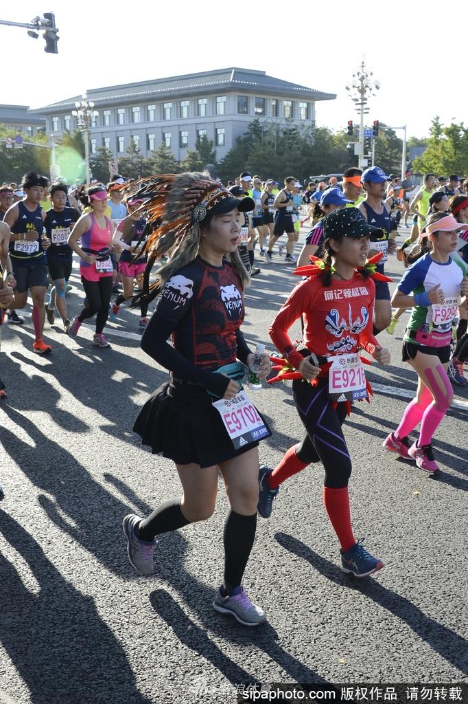 2017北京马拉松选手各路奇葩造型夺目吸睛(3) 第3页