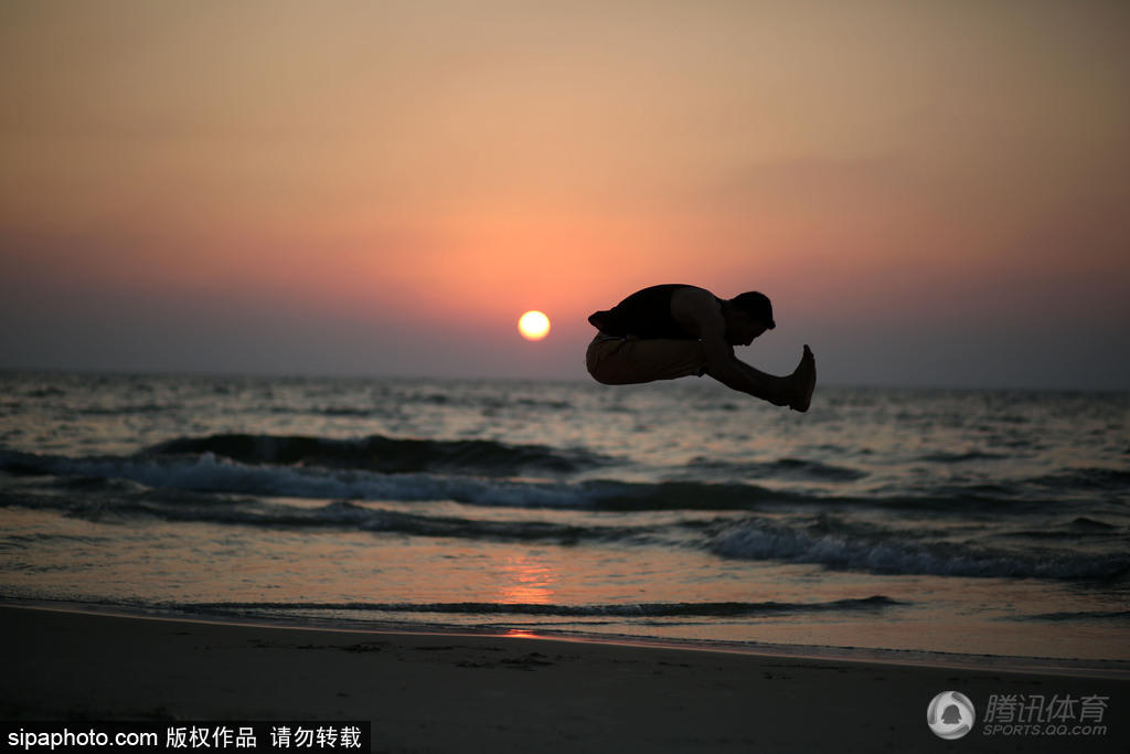 高清:加沙青年海滩秀跑酷 夕阳西下风景美如画