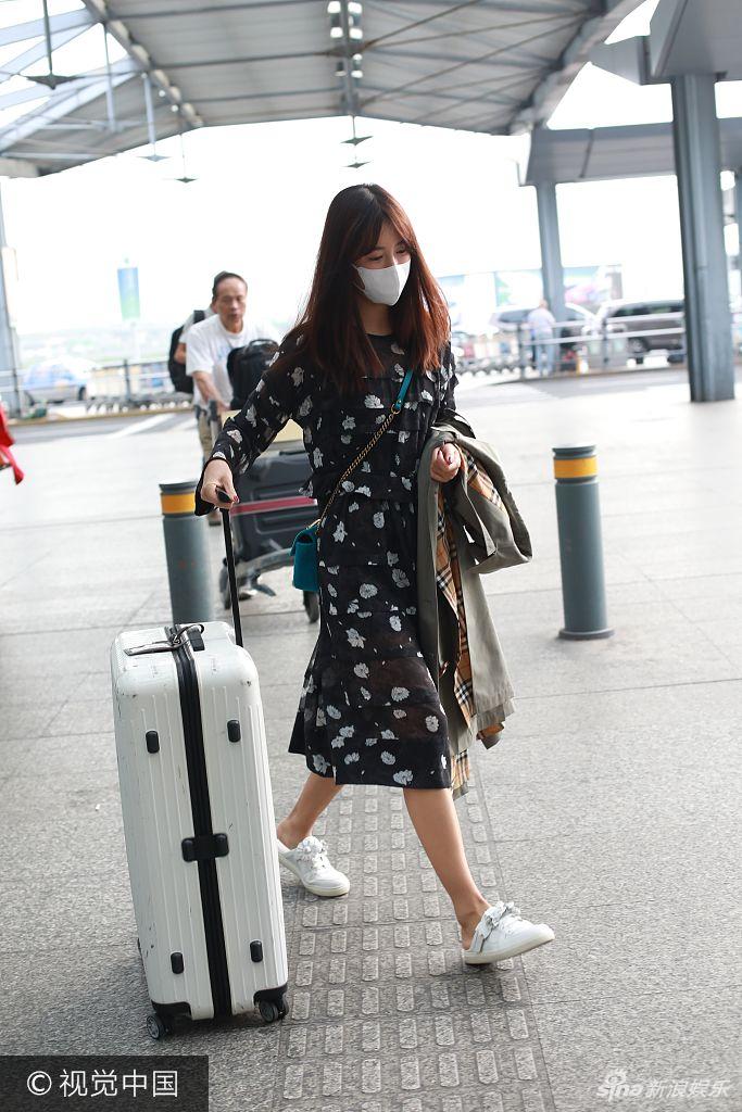 辣妈张子萱穿碎花裙现身机场 口罩遮面自拎行李显低调