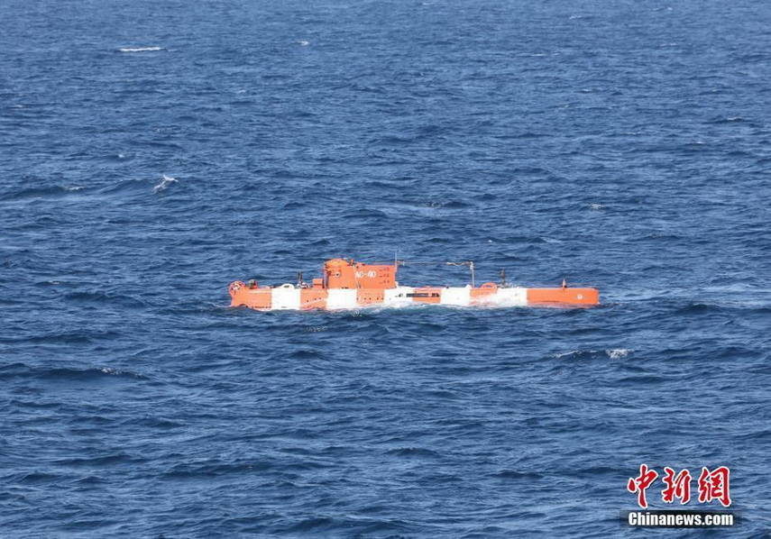 中国海军首与外军潜艇实际对接 神秘救生设备曝光 第1页