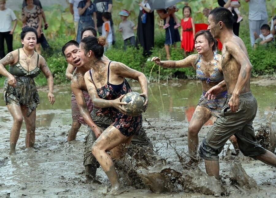 浙江办比基尼泥地球赛 泥污难挡美女春光 第1页