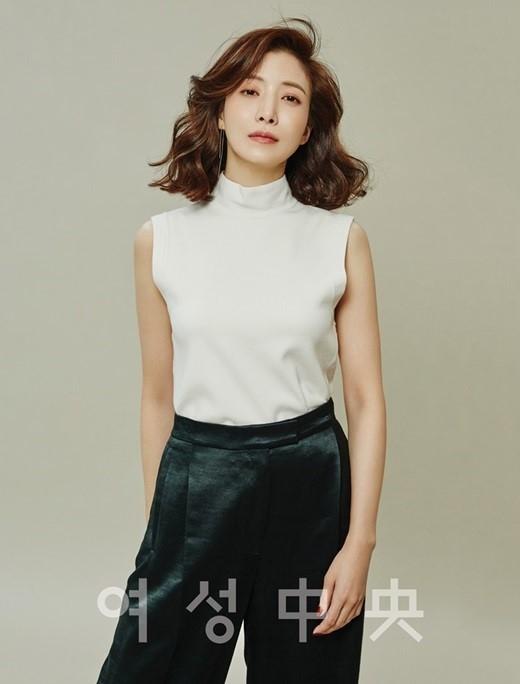 组图:韩女星尹世雅拍杂志写真 散发优雅魅力