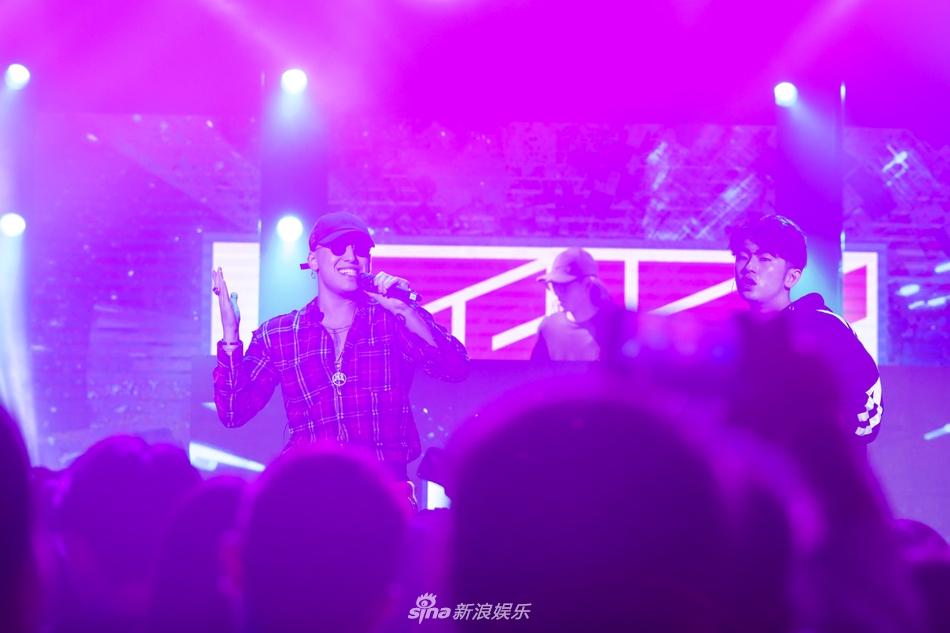 组图：YH LIVE联合公演首秀 李斯丹妮敖犬玩嘻哈 第1页