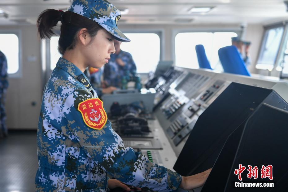 中国海军补给舰女兵的海上生活 第1页