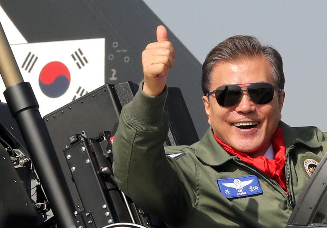 韩国总统助阵首尔航展竖起大拇指 第1页